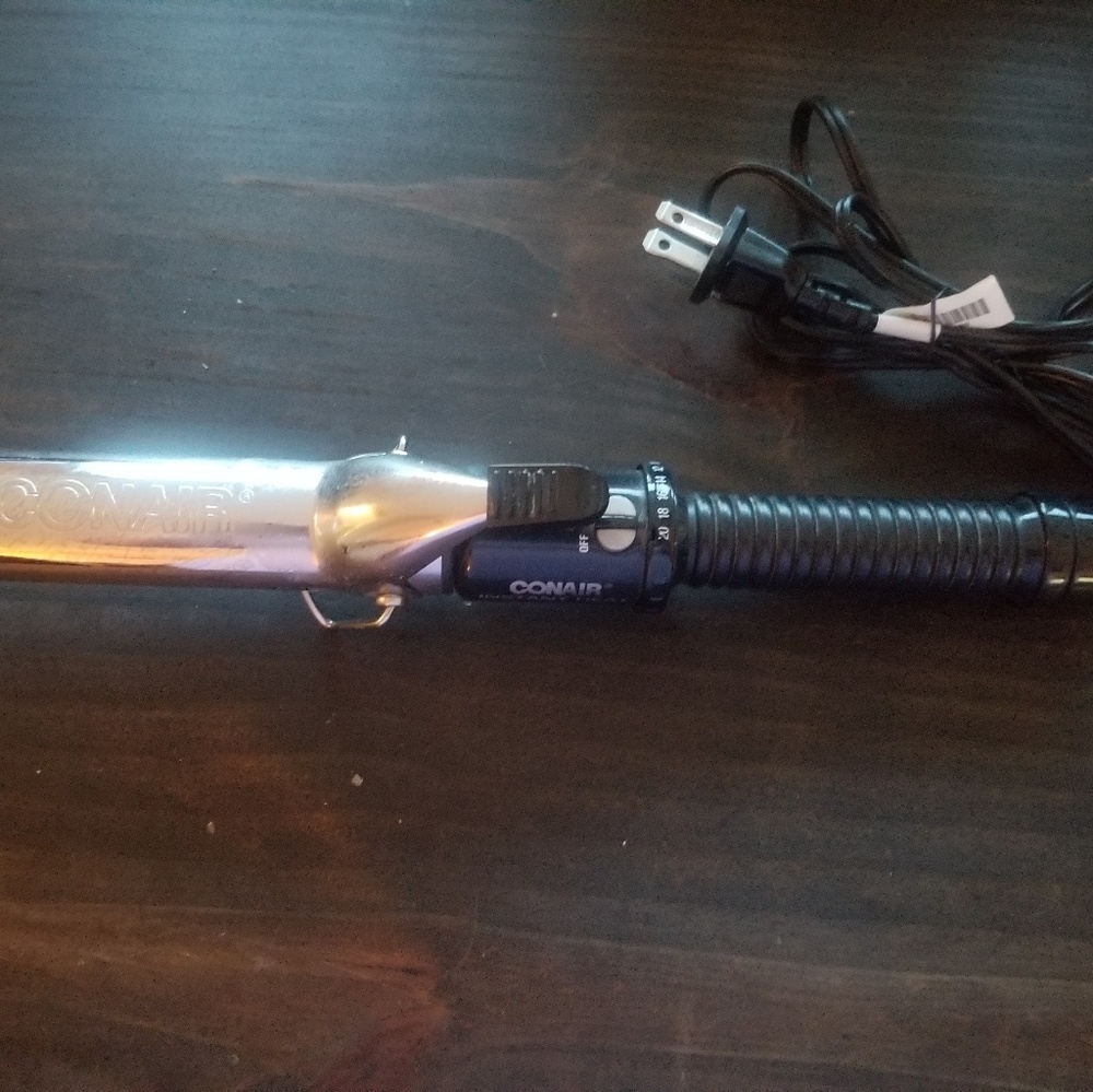 Conair 1 in. curling iron.